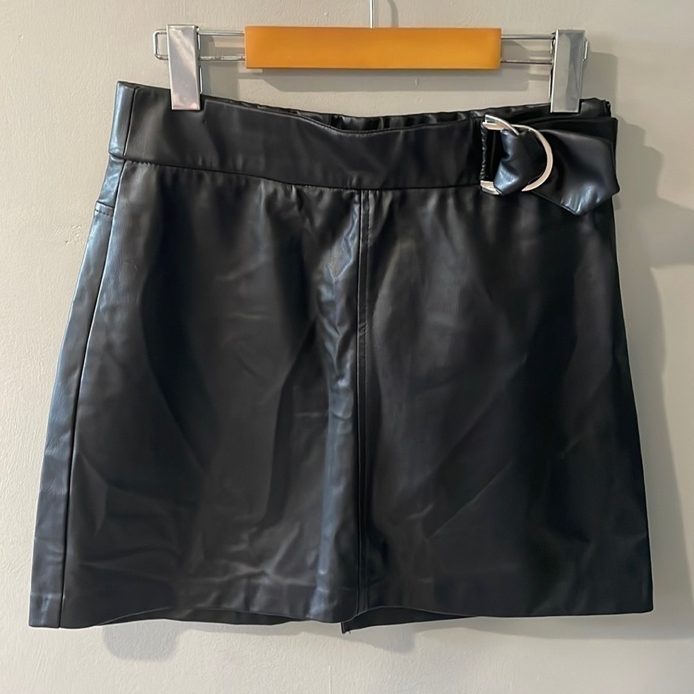 ZARA Faux Leather Mini Skirt Black Faux Belt Side Zip Women's Size M
